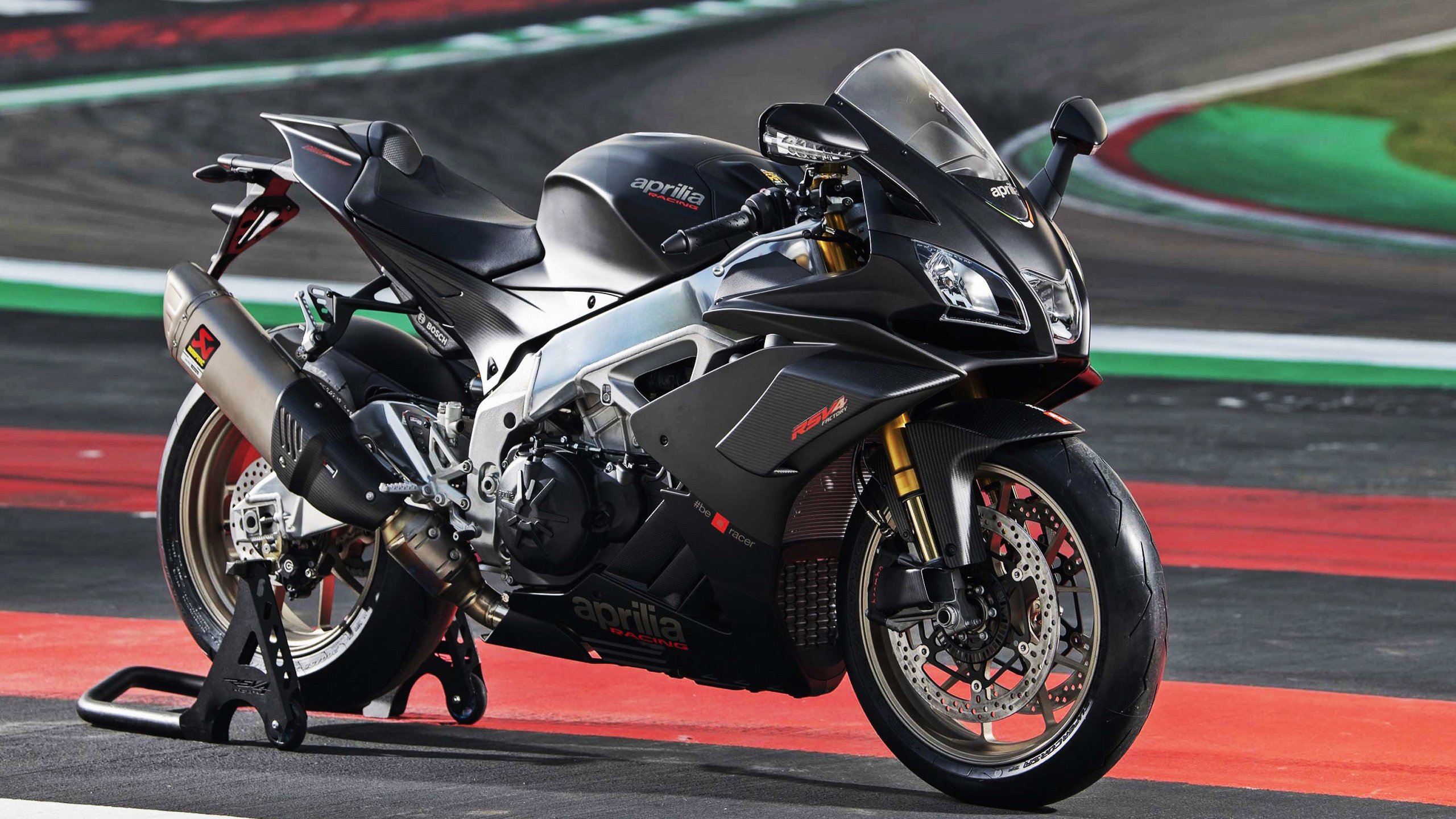 开云体育网址-曼联中场表现不佳引发外界质疑，曼联历史十大中场